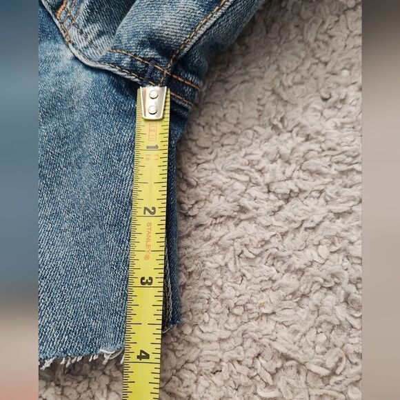 Guess Medium Wash Jean Short Size 24 - Picture 6 of 7